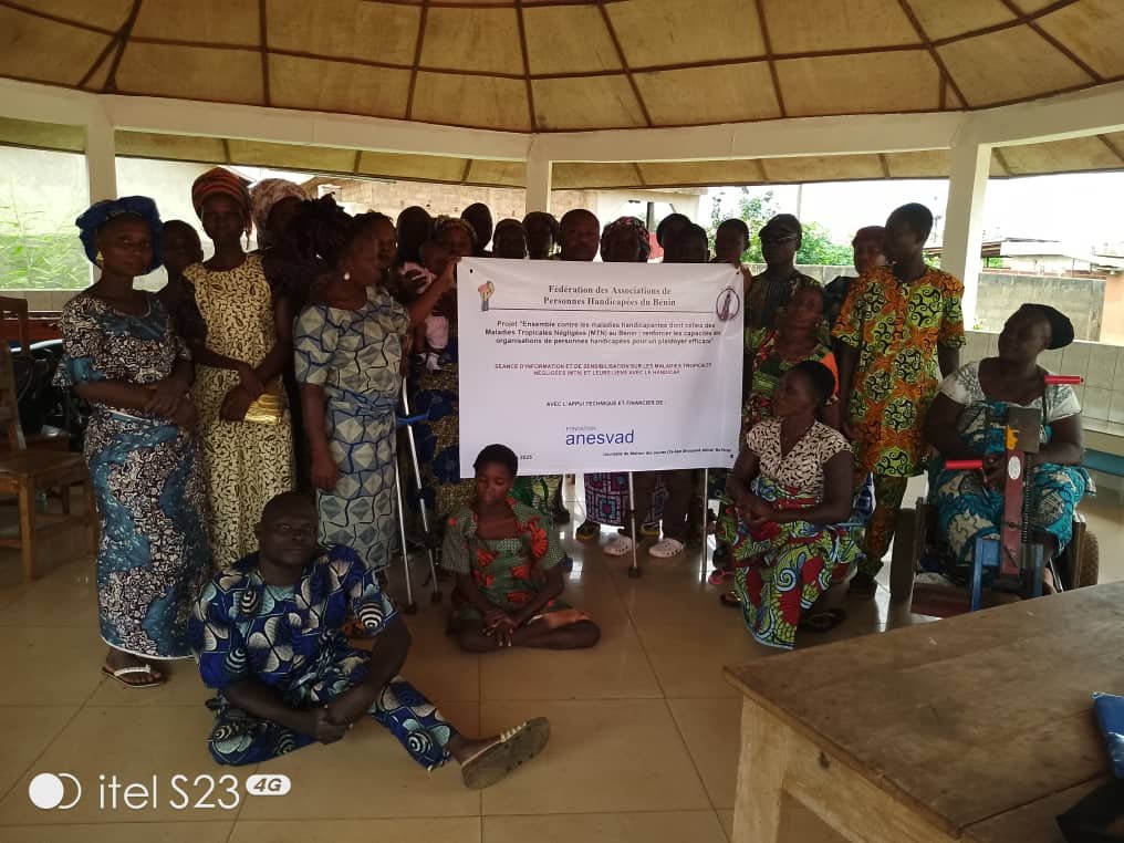 Groupe de personnes handicapées réuni lors d’une séance de sensibilisation communautaire